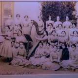 Scuola che inizialmente nacque con l�obiettivo di aprire le porte dell�istruzione alle donne, all�epoca escluse dall�educazione scolastica